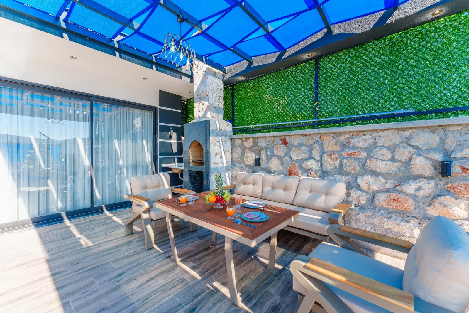 Yeşilköy’de Balayı Çiftlerine Uygun, Korunaklı Havuzlu, 2 Yatak Odalı, Kiralık Villa