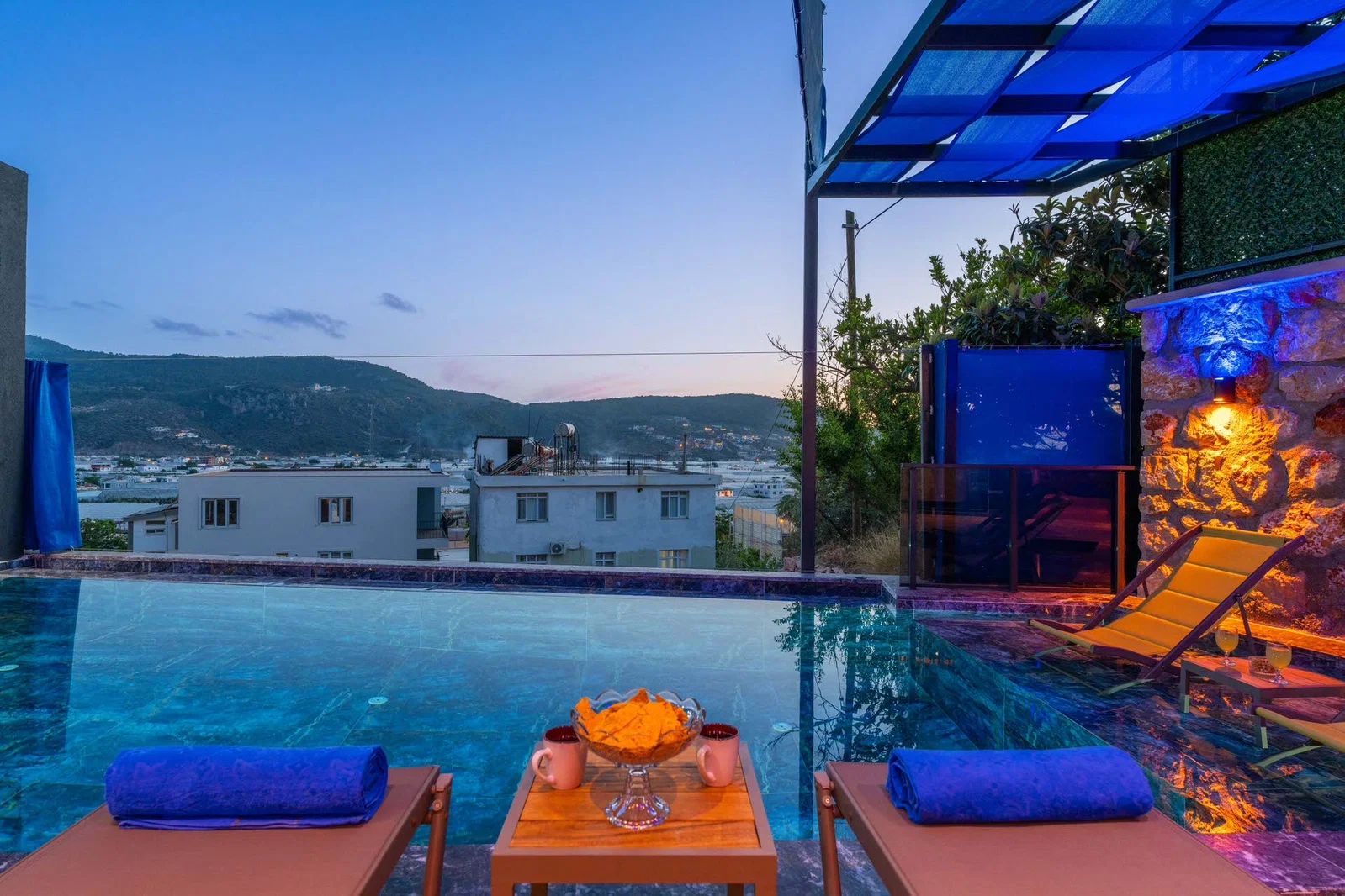 Yeşilköy’de Balayı Çiftlerine Uygun, Korunaklı Havuzlu, 2 Yatak Odalı, Kiralık Villa