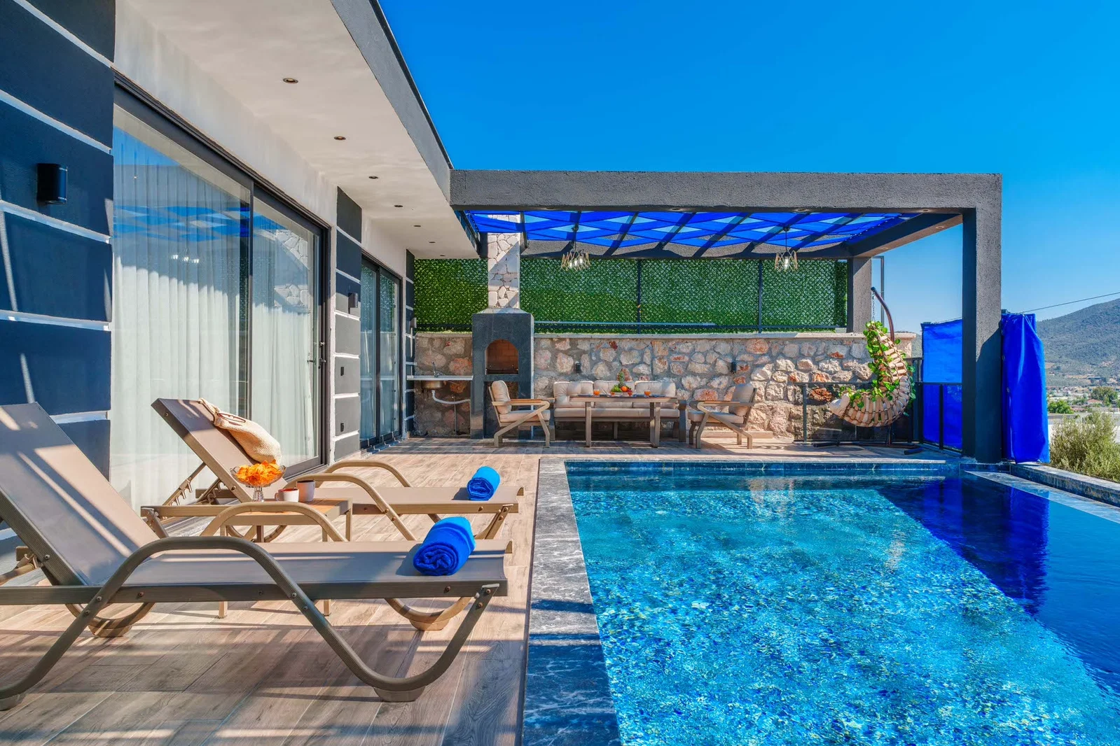 Yeşilköy’de Balayı Çiftlerine Uygun, Korunaklı Havuzlu, 2 Yatak Odalı, Kiralık Villa