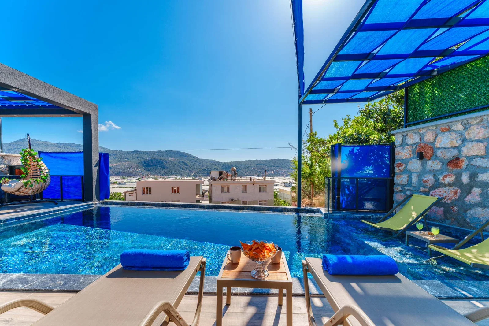 Yeşilköy’de Balayı Çiftlerine Uygun, Korunaklı Havuzlu, 2 Yatak Odalı, Kiralık Villa