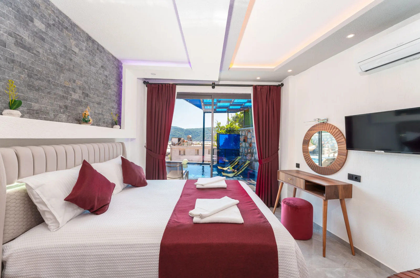 Yeşilköy’de Balayı Çiftlerine Uygun, Korunaklı Havuzlu, 2 Yatak Odalı, Kiralık Villa