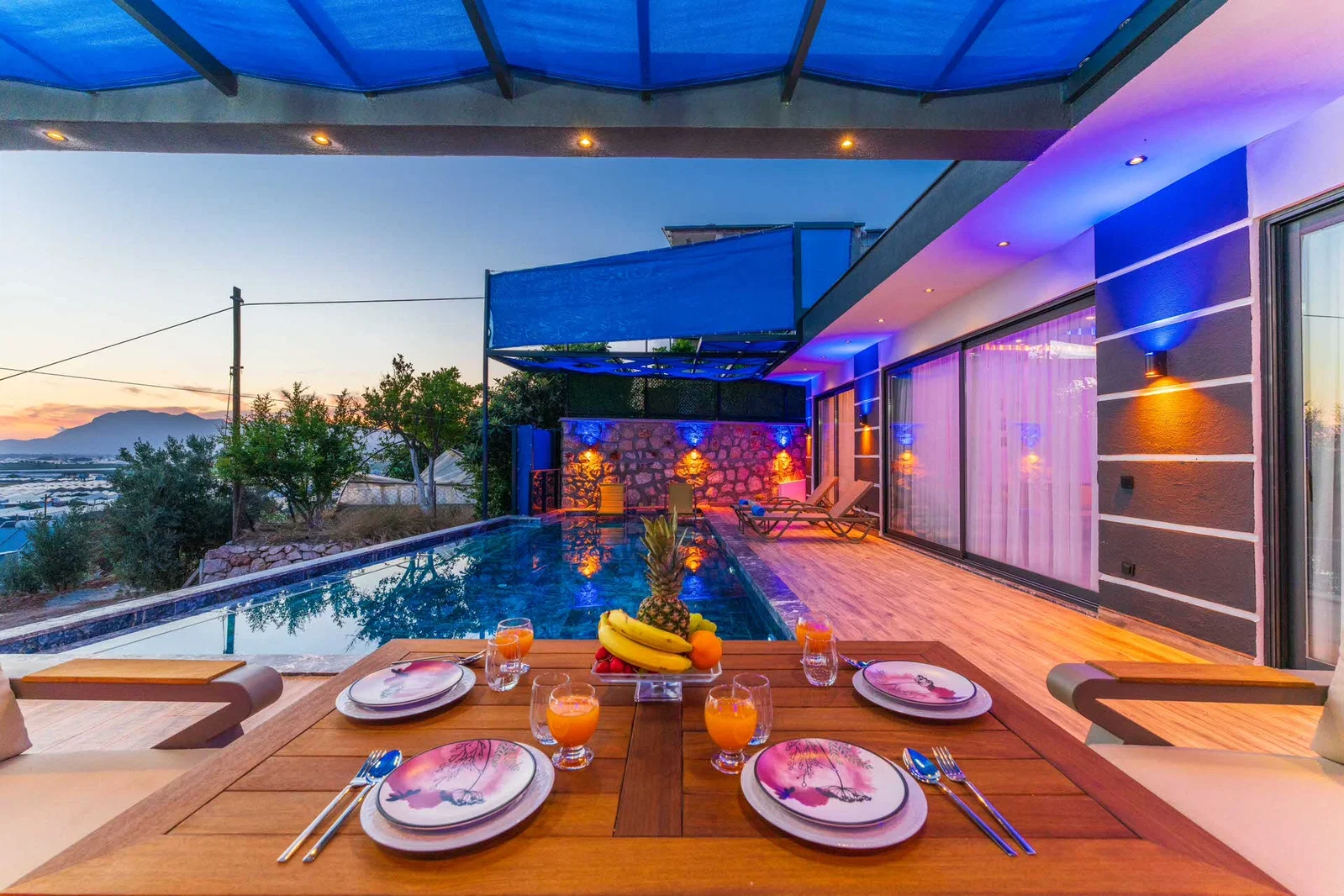 Yeşilköy’de Balayı Çiftlerine Uygun, Korunaklı Havuzlu, 2 Yatak Odalı, Kiralık Villa