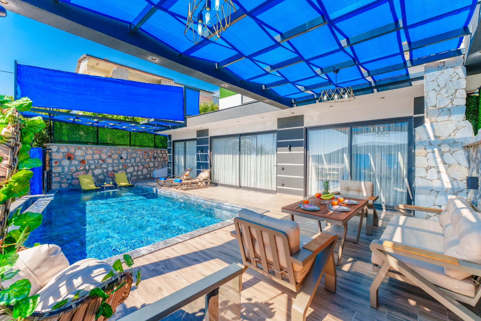 Yeşilköy’de Balayı Çiftlerine Uygun, Korunaklı Havuzlu, 2 Yatak Odalı, Kiralık Villa