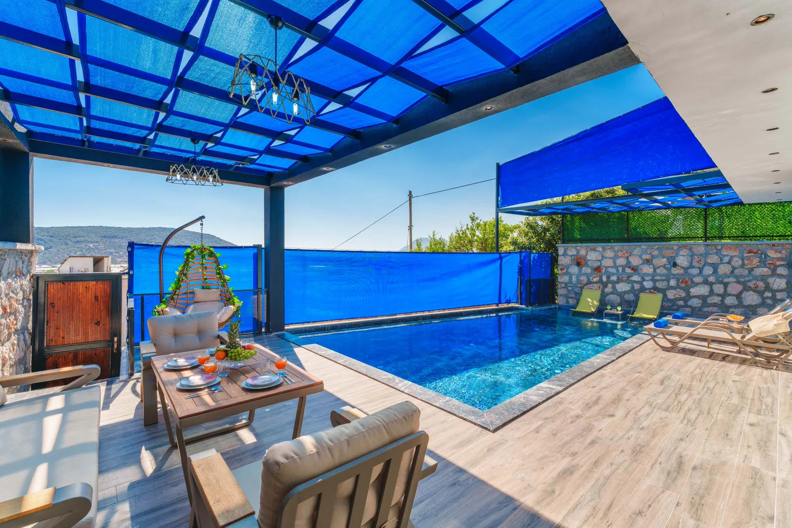 Yeşilköy’de Balayı Çiftlerine Uygun, Korunaklı Havuzlu, 2 Yatak Odalı, Kiralık Villa