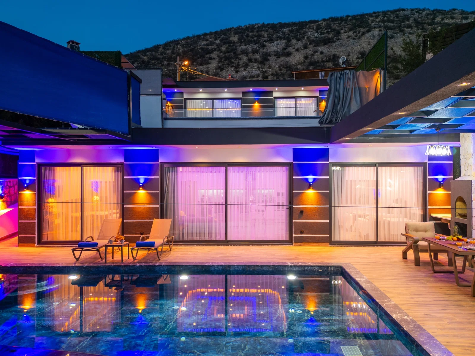Yeşilköy’de Balayı Çiftlerine Uygun, Korunaklı Havuzlu, 2 Yatak Odalı, Kiralık Villa