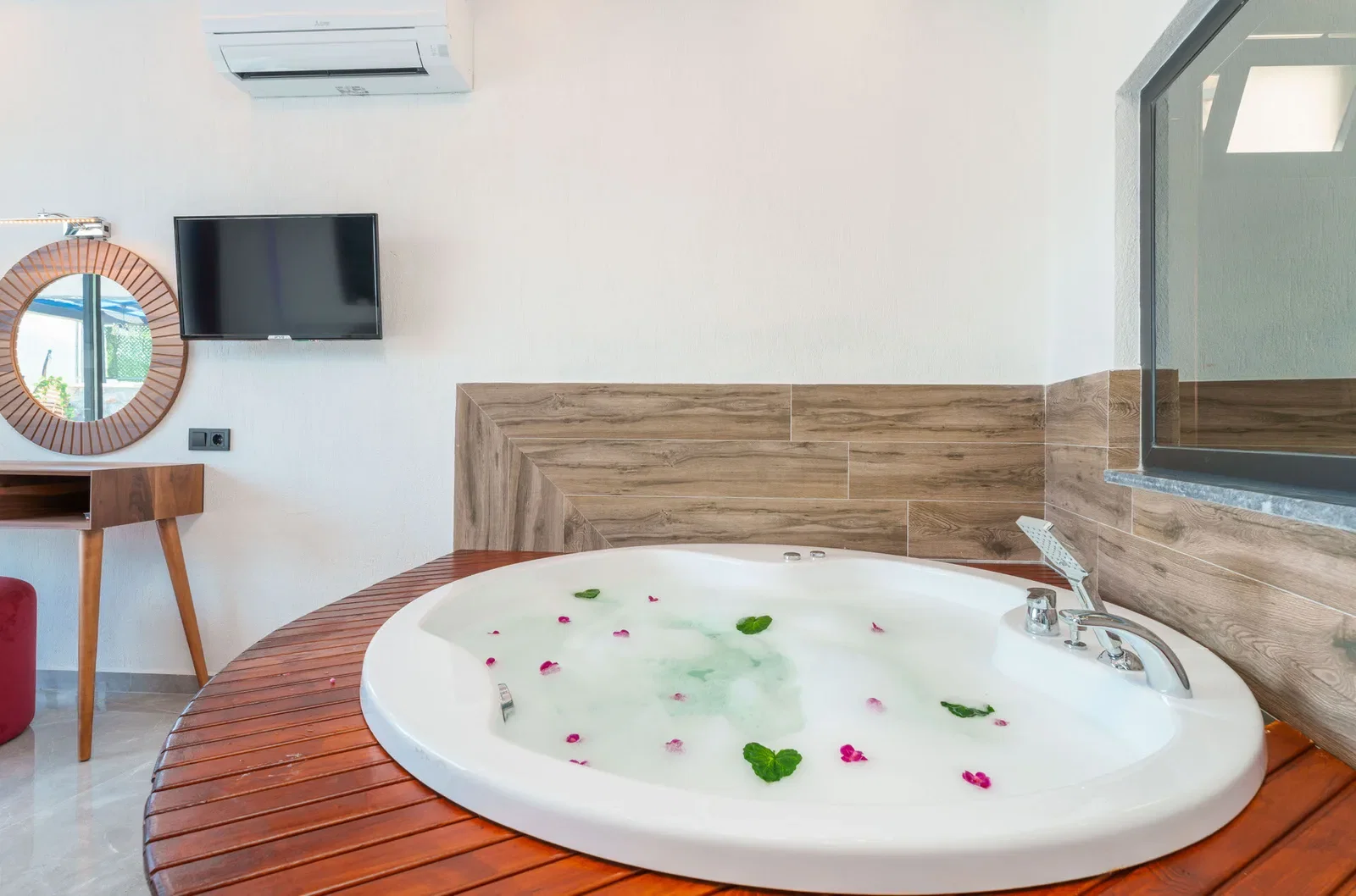 Yeşilköy’de Balayı Çiftlerine Uygun, Korunaklı Havuzlu, 2 Yatak Odalı, Kiralık Villa