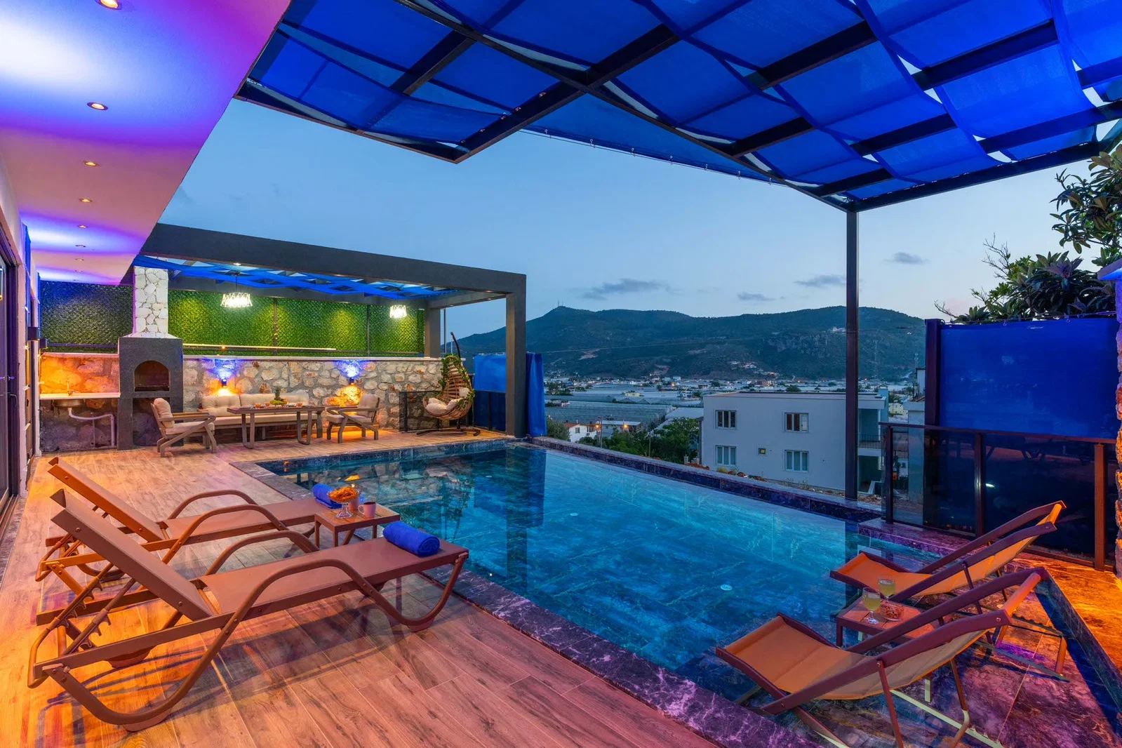 Yeşilköy’de Balayı Çiftlerine Uygun, Korunaklı Havuzlu, 2 Yatak Odalı, Kiralık Villa