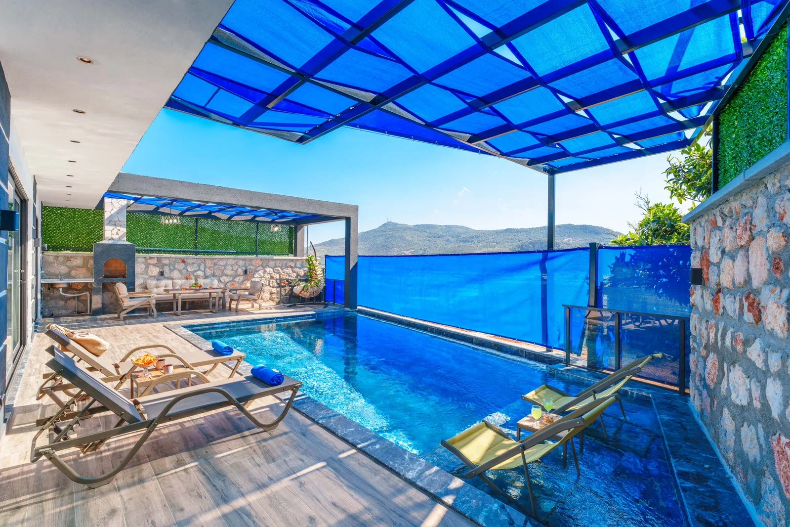 Yeşilköy’de Balayı Çiftlerine Uygun, Korunaklı Havuzlu, 2 Yatak Odalı, Kiralık Villa