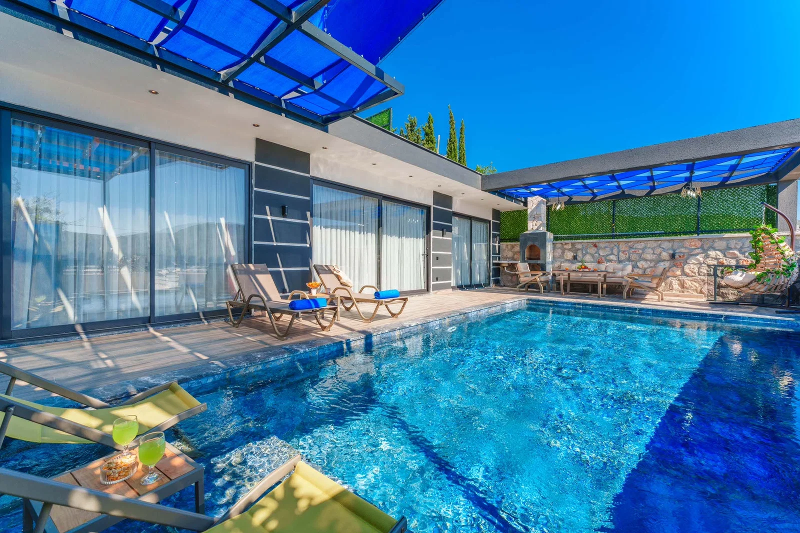 Yeşilköy’de Balayı Çiftlerine Uygun, Korunaklı Havuzlu, 2 Yatak Odalı, Kiralık Villa