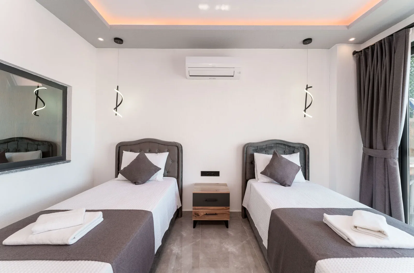 Yeşilköy’de Balayı Çiftlerine Uygun, Korunaklı Havuzlu, 2 Yatak Odalı, Kiralık Villa