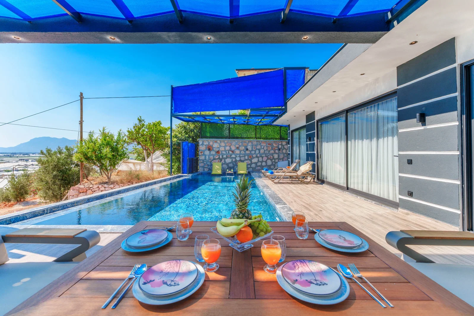 Yeşilköy’de Balayı Çiftlerine Uygun, Korunaklı Havuzlu, 2 Yatak Odalı, Kiralık Villa