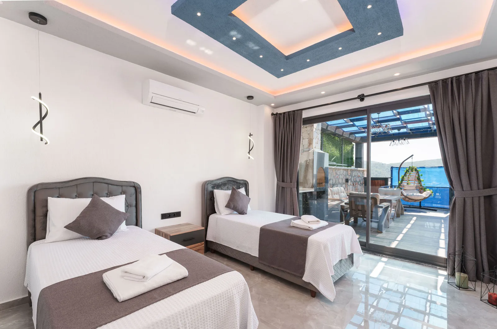 Yeşilköy’de Balayı Çiftlerine Uygun, Korunaklı Havuzlu, 2 Yatak Odalı, Kiralık Villa
