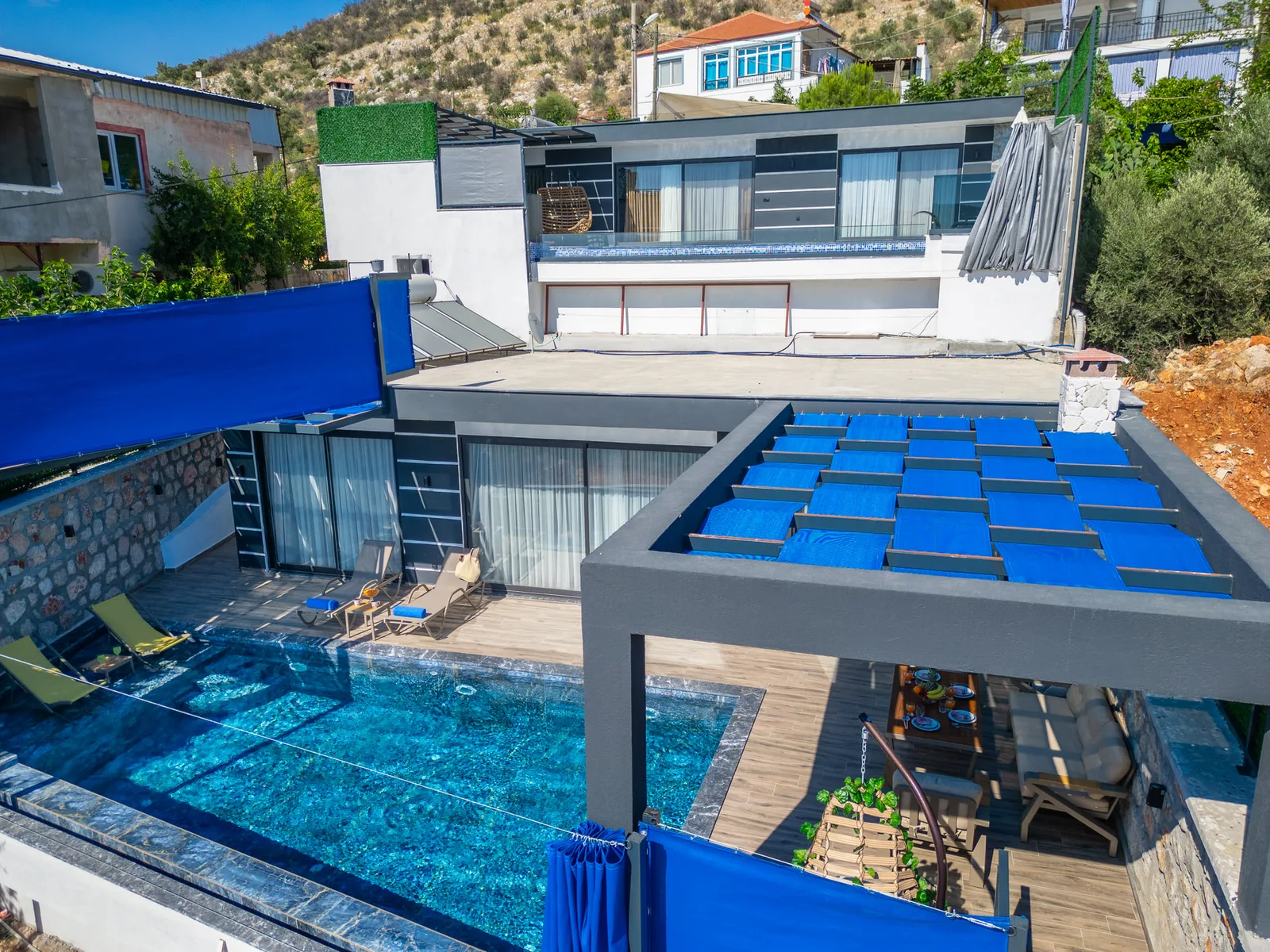 Yeşilköy’de Balayı Çiftlerine Uygun, Korunaklı Havuzlu, 2 Yatak Odalı, Kiralık Villa