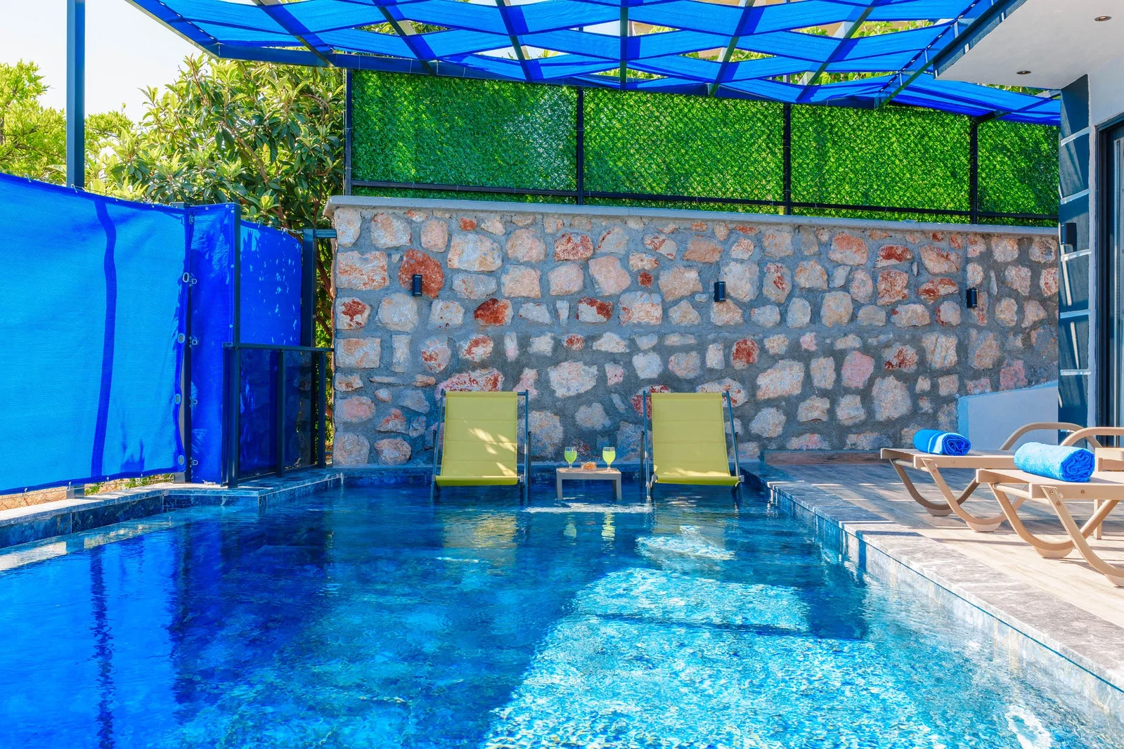 Yeşilköy’de Balayı Çiftlerine Uygun, Korunaklı Havuzlu, 2 Yatak Odalı, Kiralık Villa