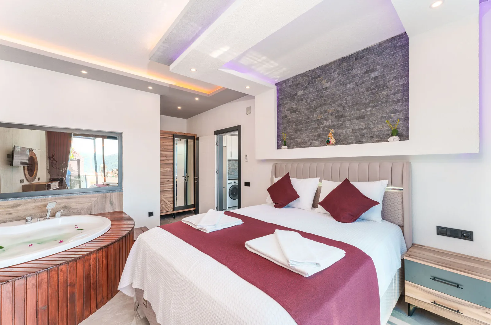 Yeşilköy’de Balayı Çiftlerine Uygun, Korunaklı Havuzlu, 2 Yatak Odalı, Kiralık Villa