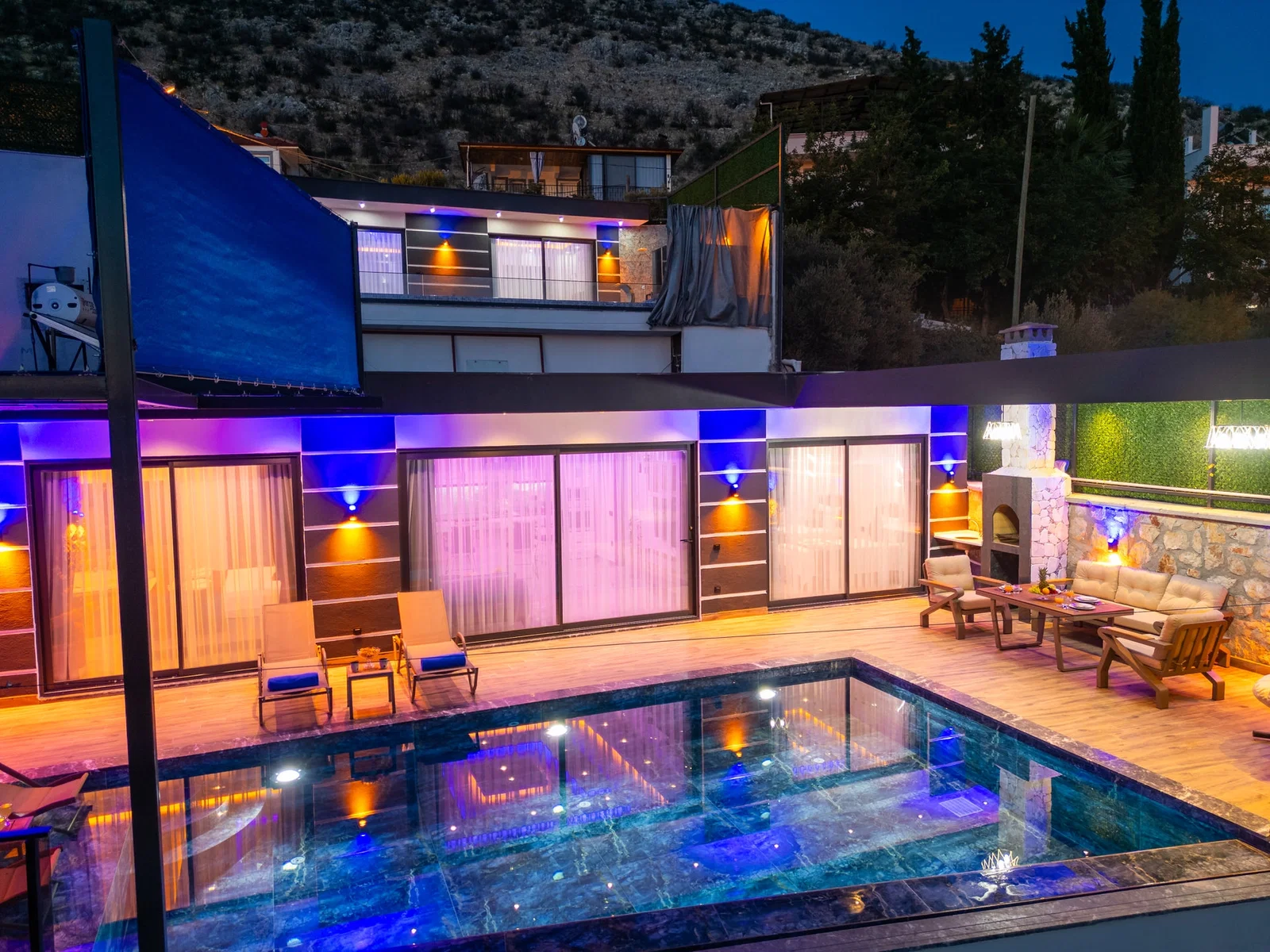 Yeşilköy’de Balayı Çiftlerine Uygun, Korunaklı Havuzlu, 2 Yatak Odalı, Kiralık Villa