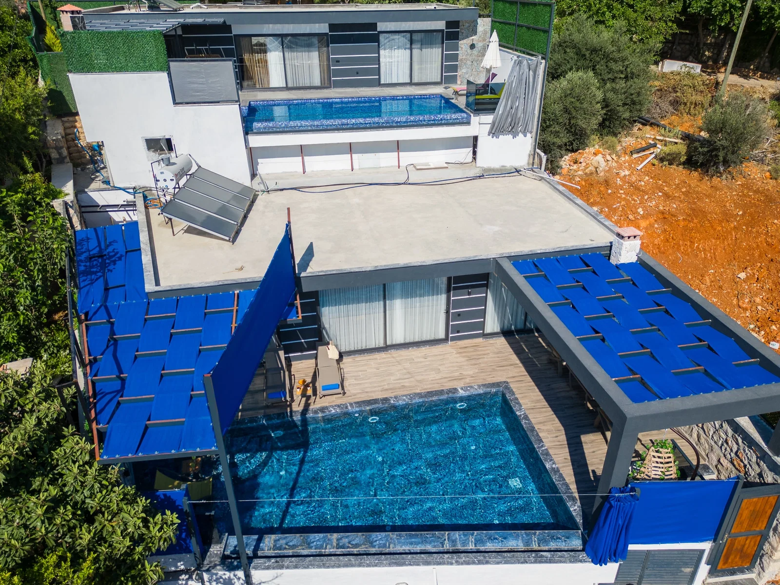 Yeşilköy’de Balayı Çiftlerine Uygun, Korunaklı Havuzlu, 2 Yatak Odalı, Kiralık Villa