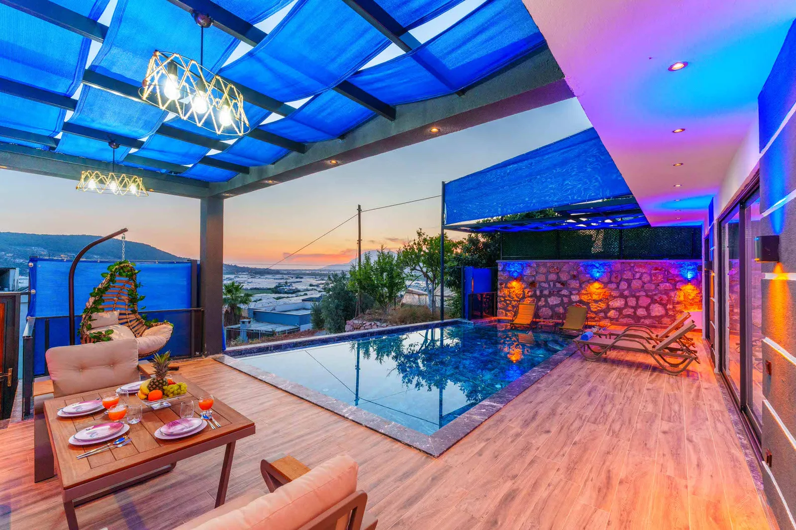 Yeşilköy’de Balayı Çiftlerine Uygun, Korunaklı Havuzlu, 2 Yatak Odalı, Kiralık Villa