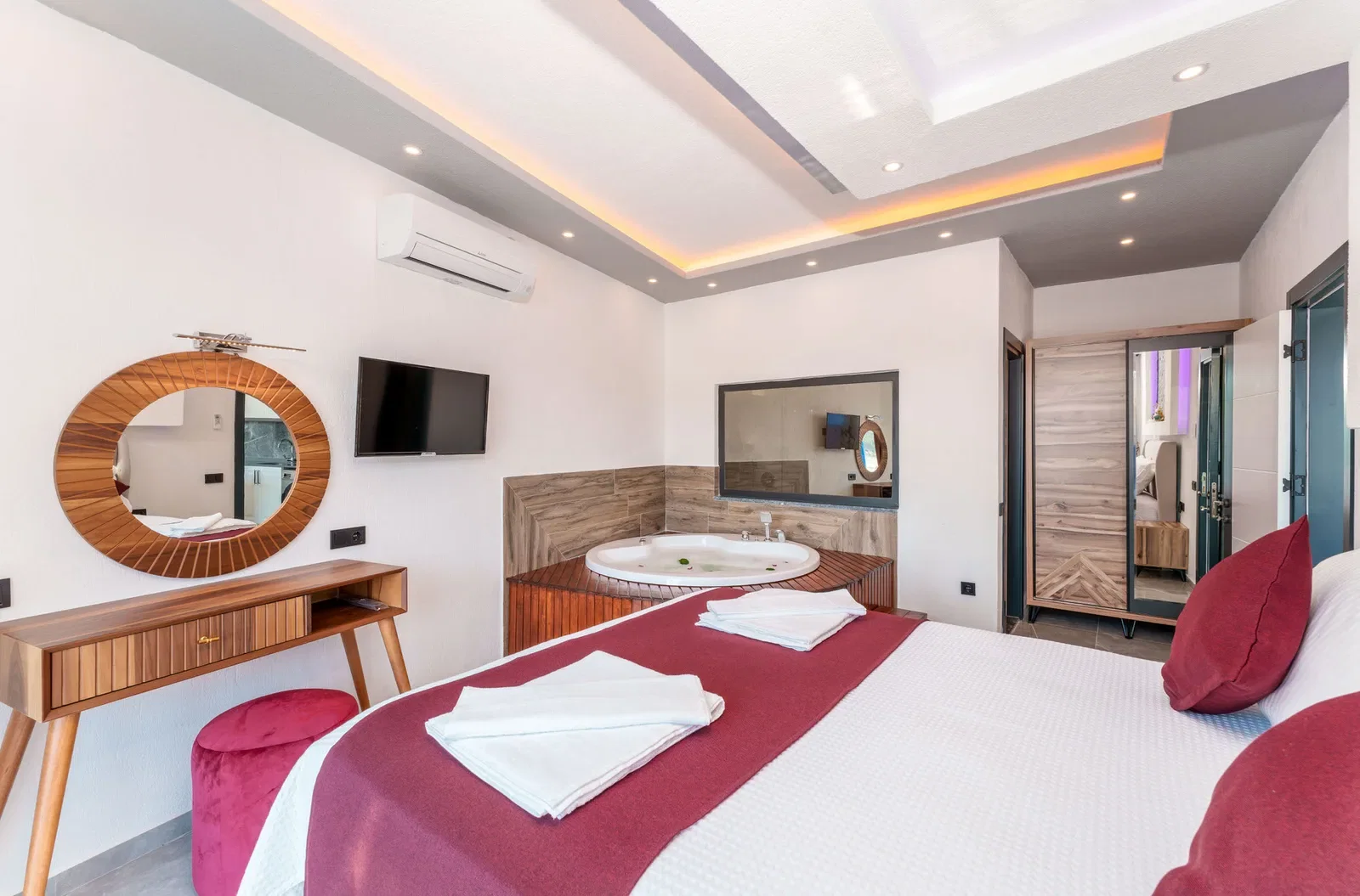 Yeşilköy’de Balayı Çiftlerine Uygun, Korunaklı Havuzlu, 2 Yatak Odalı, Kiralık Villa