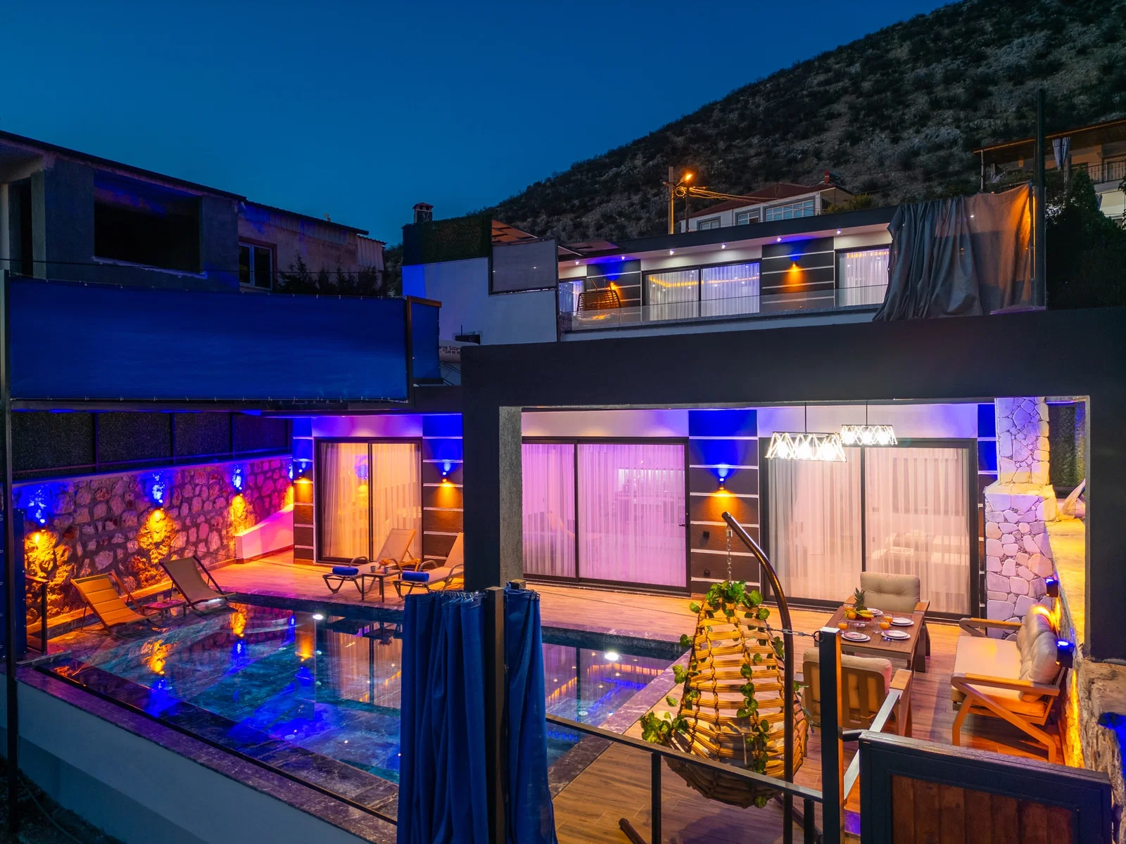 Yeşilköy’de Balayı Çiftlerine Uygun, Korunaklı Havuzlu, 2 Yatak Odalı, Kiralık Villa