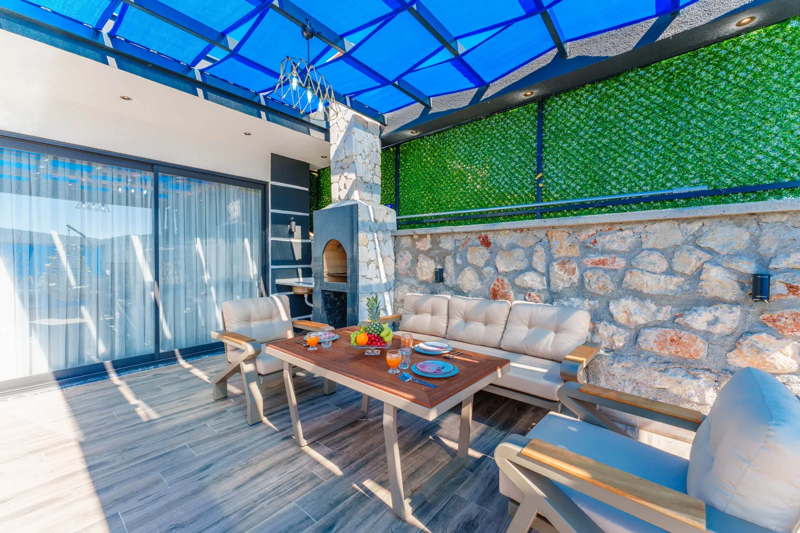 Yeşilköy’de Balayı Çiftlerine Uygun, Korunaklı Havuzlu, 2 Yatak Odalı, Kiralık Villa