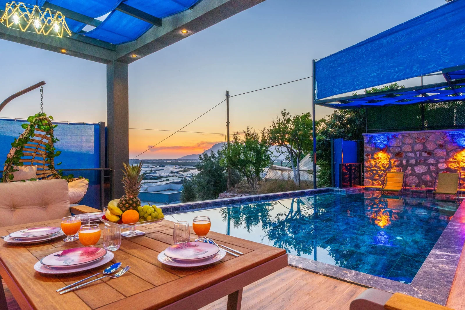 Yeşilköy’de Balayı Çiftlerine Uygun, Korunaklı Havuzlu, 2 Yatak Odalı, Kiralık Villa