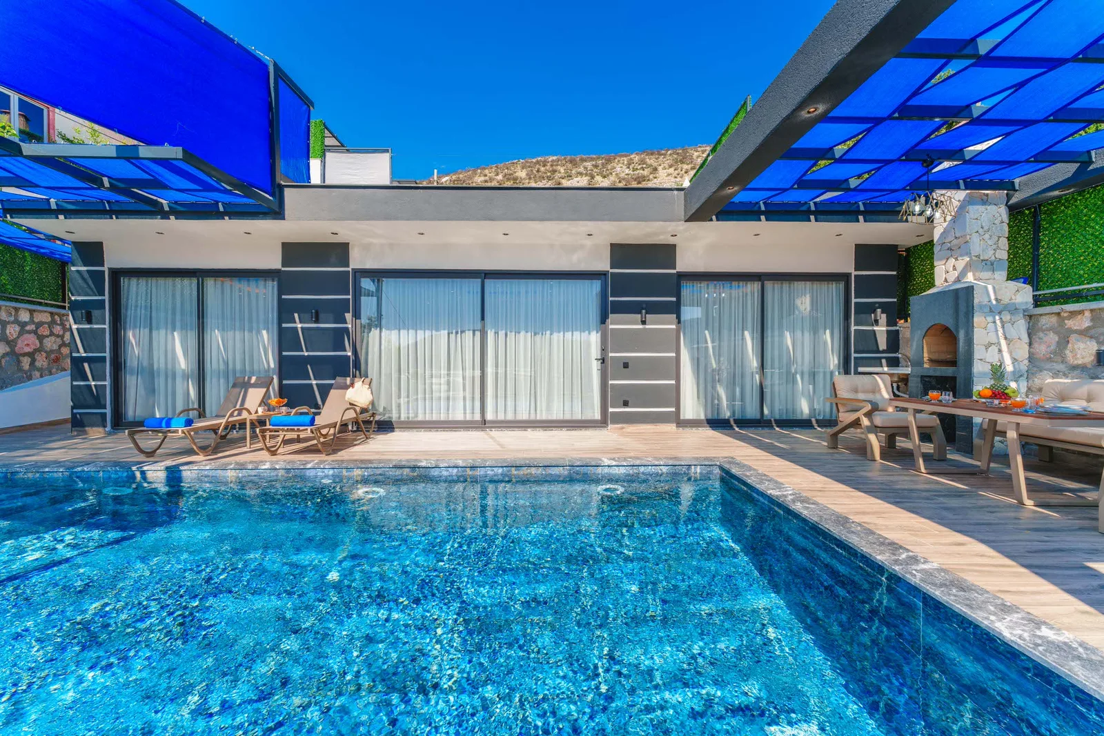 Yeşilköy’de Balayı Çiftlerine Uygun, Korunaklı Havuzlu, 2 Yatak Odalı, Kiralık Villa