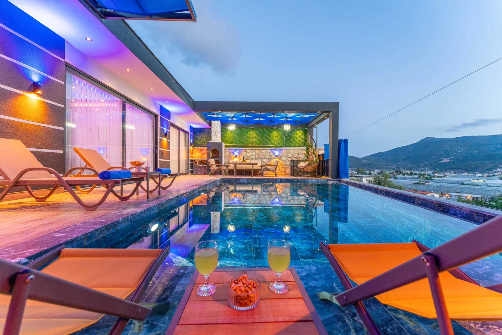 Yeşilköy’de Balayı Çiftlerine Uygun, Korunaklı Havuzlu, 2 Yatak Odalı, Kiralık Villa