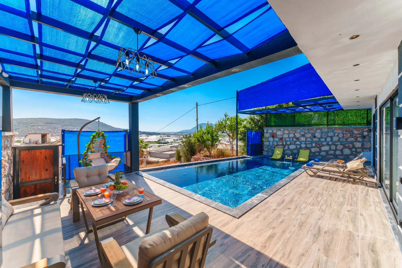 Yeşilköy’de Balayı Çiftlerine Uygun, Korunaklı Havuzlu, 2 Yatak Odalı, Kiralık Villa