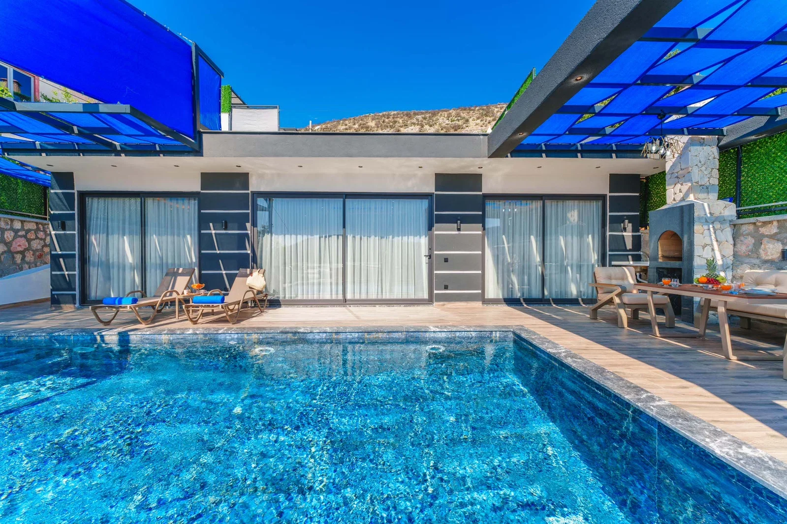 Yeşilköy’de Balayı Çiftlerine Uygun, Korunaklı Havuzlu, 2 Yatak Odalı, Kiralık Villa