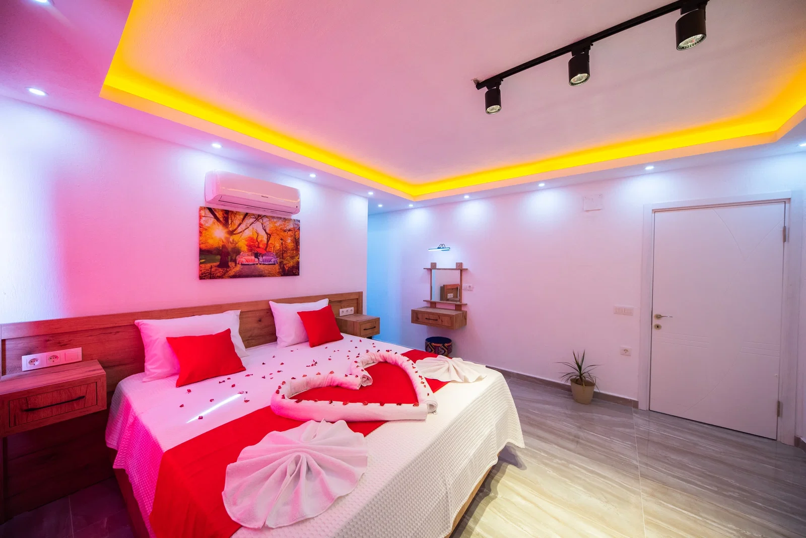 Çavdır’da Korunaklı, Çocuk Havuzlu, 6 Kişilik, Kiralık Villa
