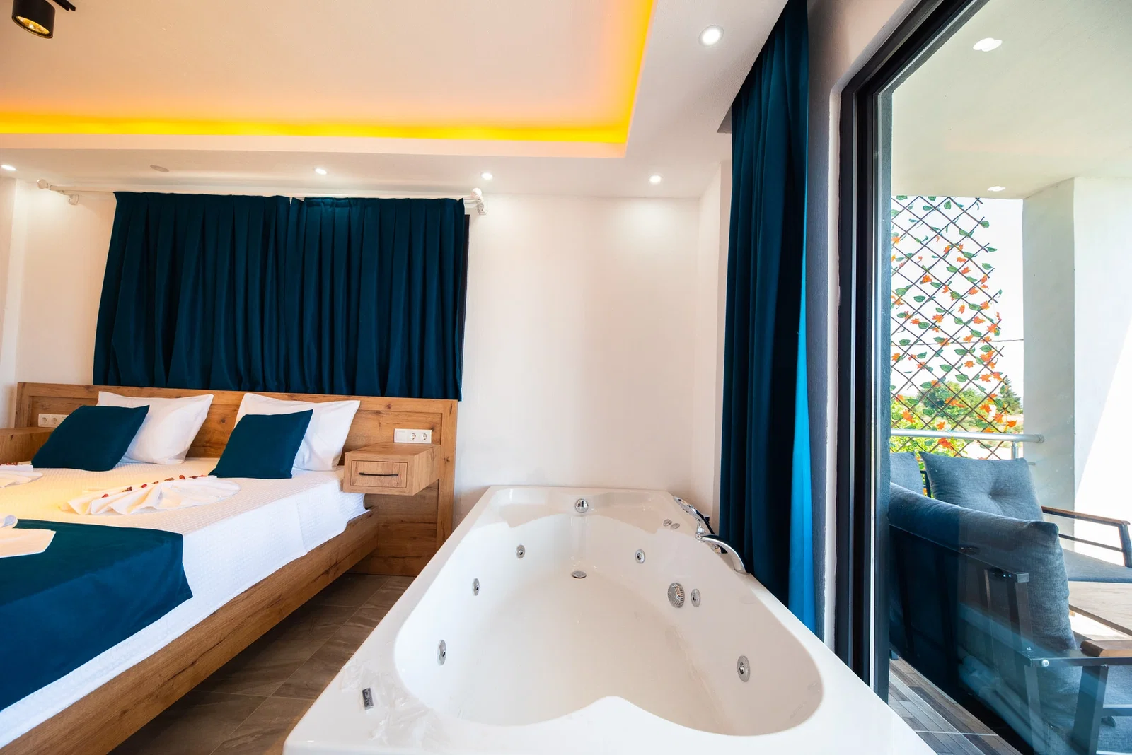 Çavdır’da Korunaklı, Çocuk Havuzlu, 6 Kişilik, Kiralık Villa