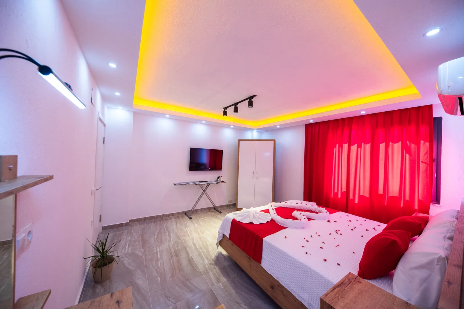 Çavdır’da Korunaklı, Çocuk Havuzlu, 6 Kişilik, Kiralık Villa