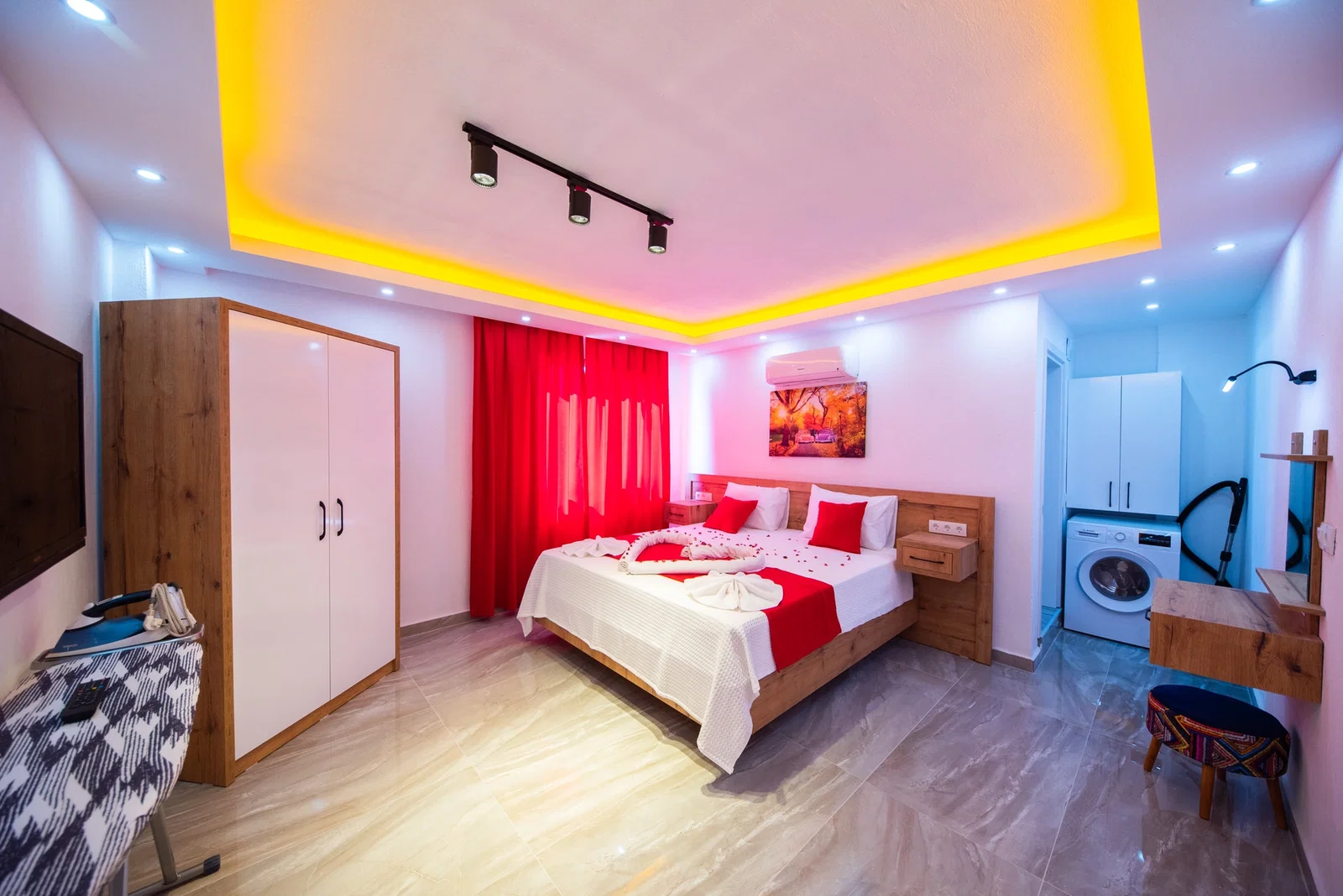 Çavdır’da Korunaklı, Çocuk Havuzlu, 6 Kişilik, Kiralık Villa