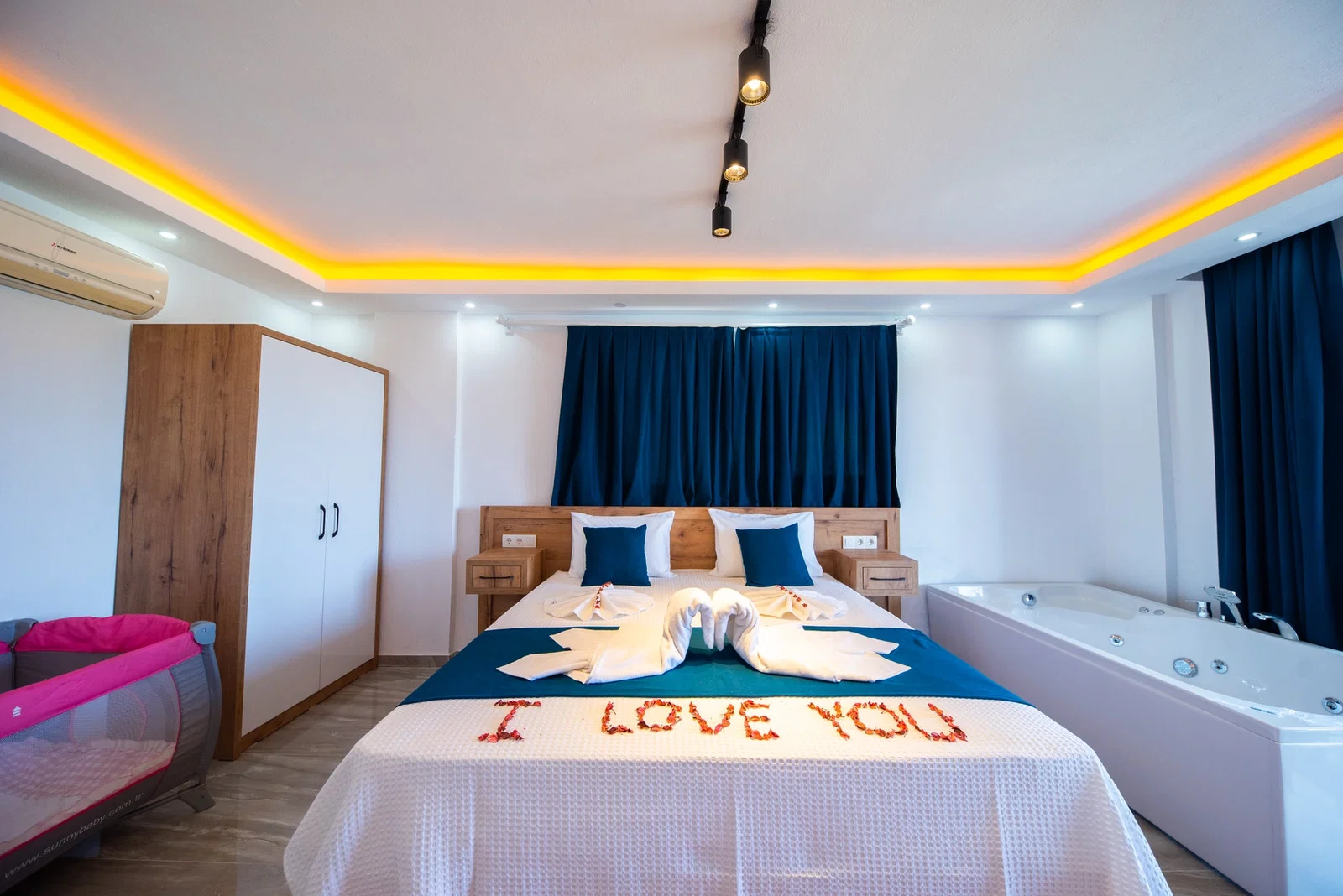 Çavdır’da Korunaklı, Çocuk Havuzlu, 6 Kişilik, Kiralık Villa