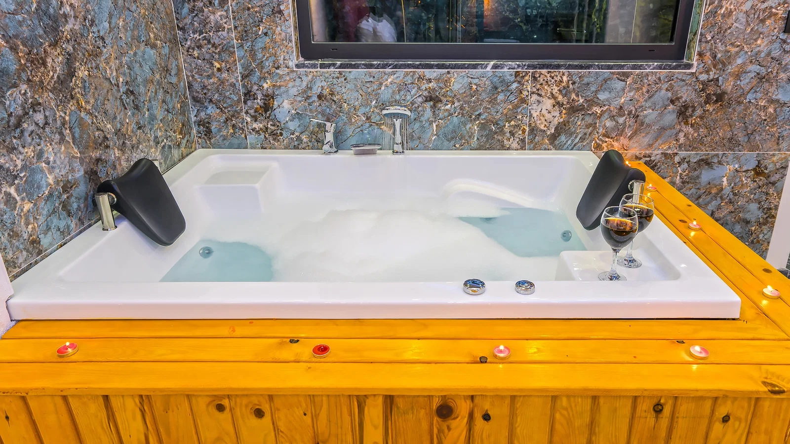 Yeşilköy’de Korunaklı, Özel Havuzlu, Jakuzili, Kiralık Villa