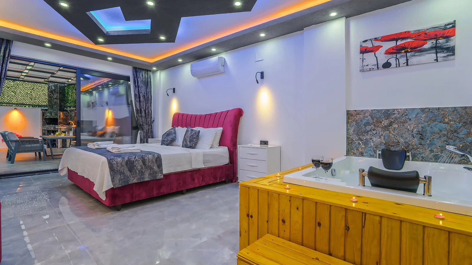 Yeşilköy’de Korunaklı, Özel Havuzlu, Jakuzili, Kiralık Villa