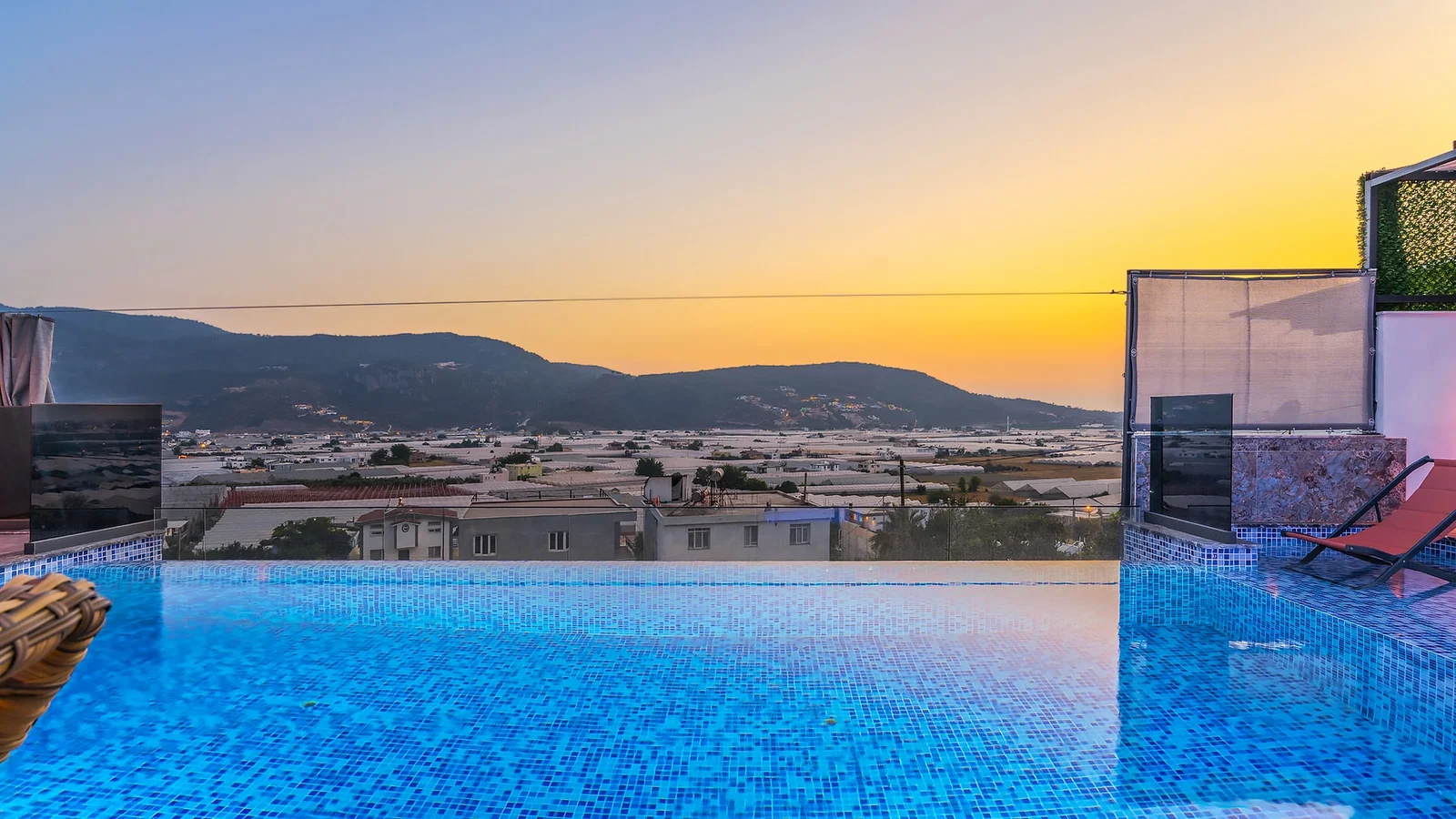 Yeşilköy’de Korunaklı, Özel Havuzlu, Jakuzili, Kiralık Villa
