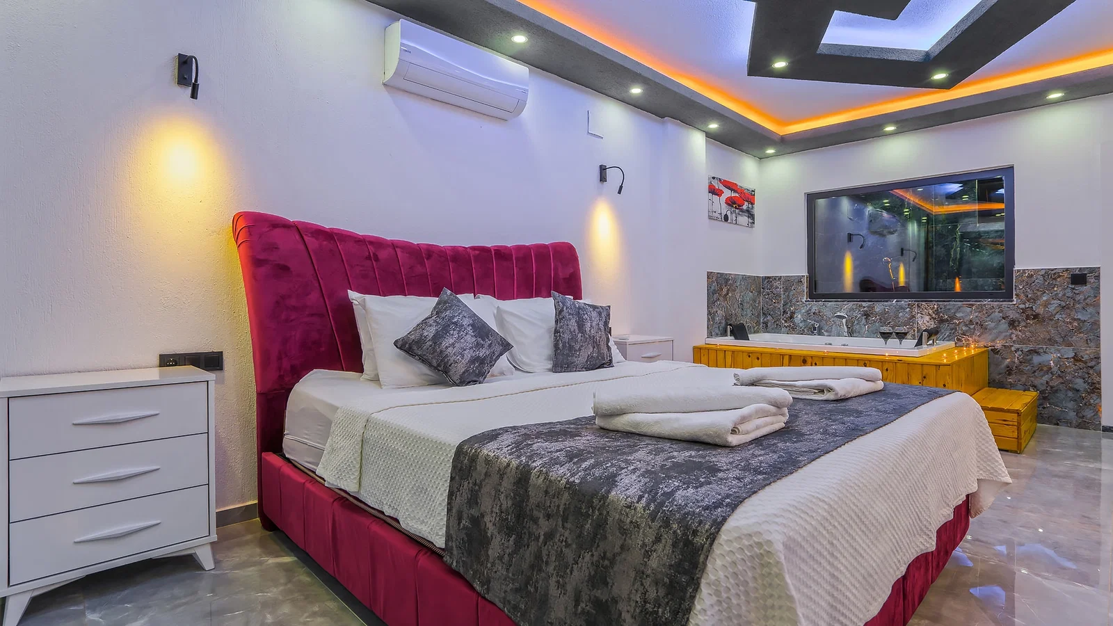 Yeşilköy’de Korunaklı, Özel Havuzlu, Jakuzili, Kiralık Villa