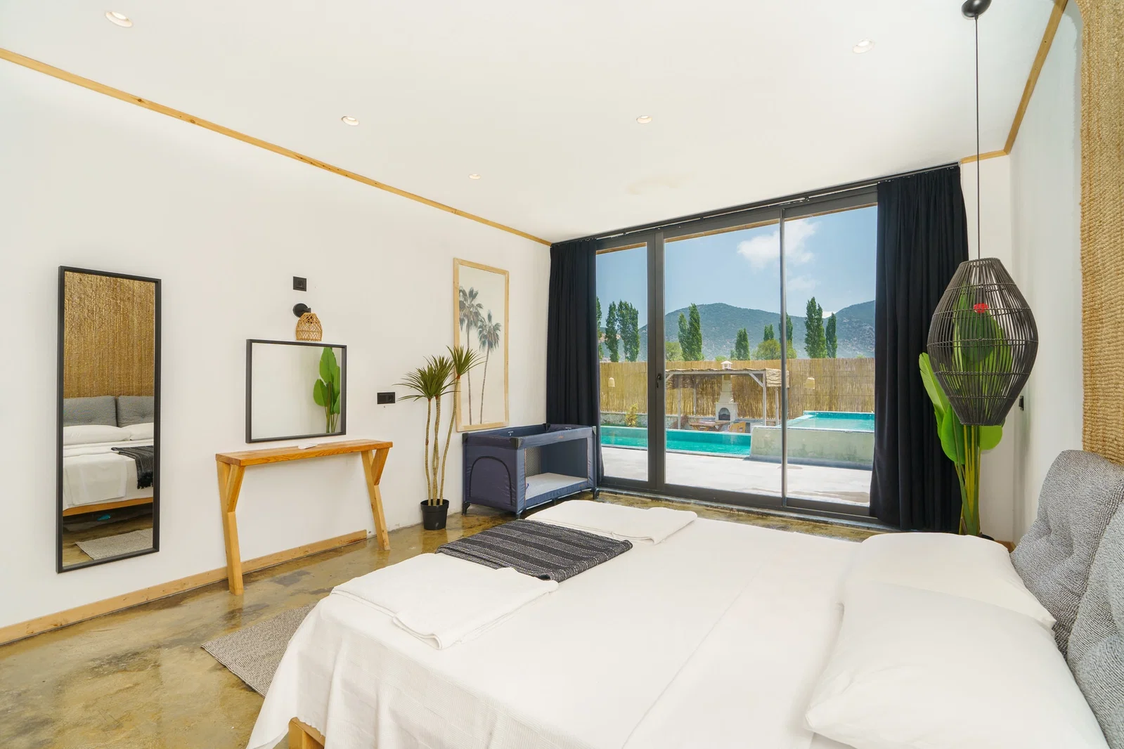 Bezirgan’da Balayı Çiftlerine Uygun, Korunaklı Havuzlu, 2 Yatak Odalı, Kiralık Villa