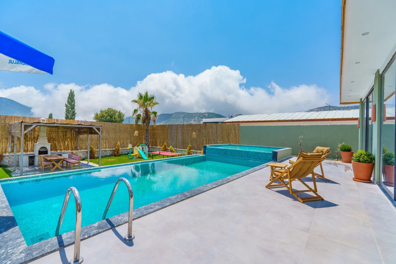 Bezirgan’da Balayı Çiftlerine Uygun, Korunaklı Havuzlu, 2 Yatak Odalı, Kiralık Villa