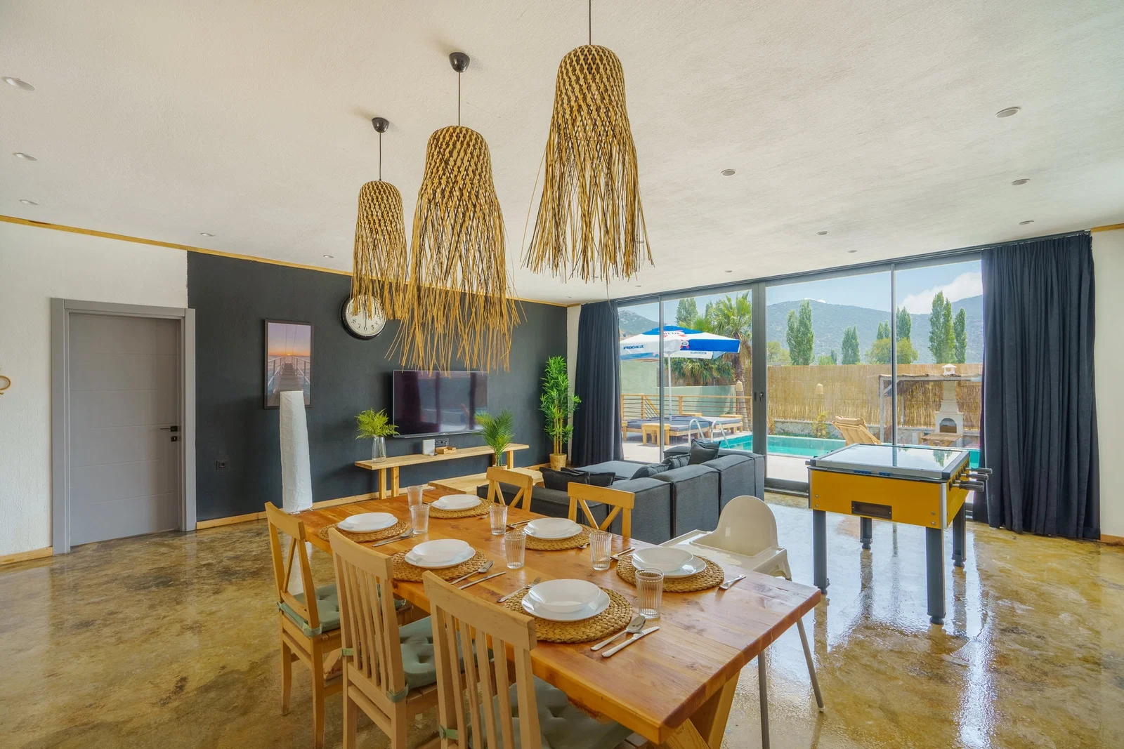 Bezirgan’da Balayı Çiftlerine Uygun, Korunaklı Havuzlu, 2 Yatak Odalı, Kiralık Villa