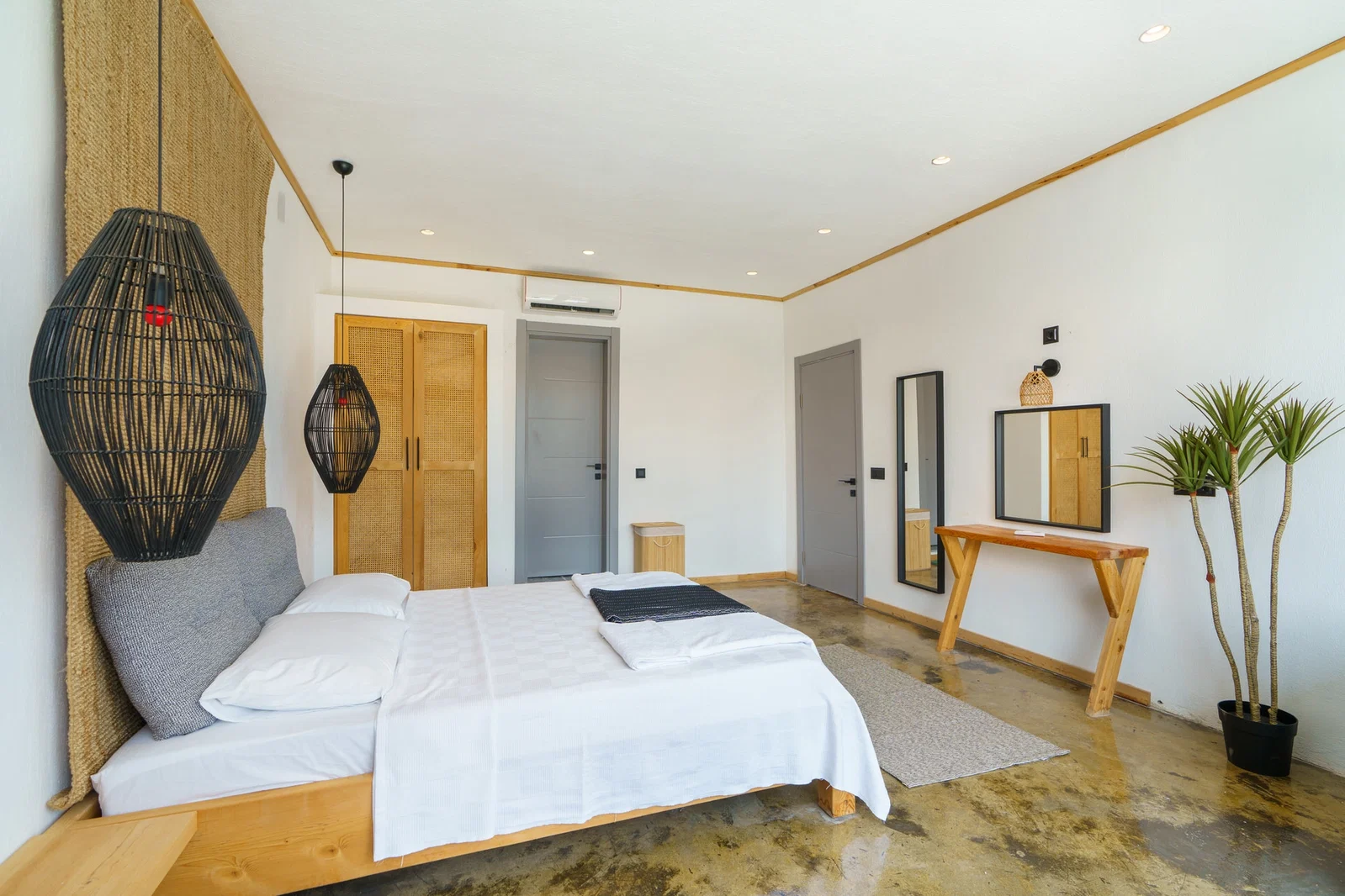 Bezirgan’da Balayı Çiftlerine Uygun, Korunaklı Havuzlu, 2 Yatak Odalı, Kiralık Villa