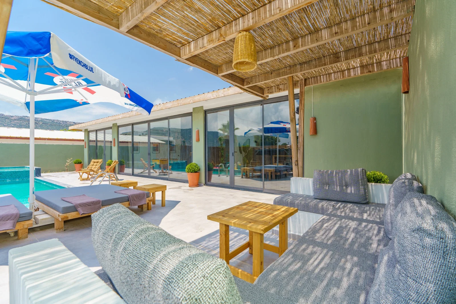 Bezirgan’da Balayı Çiftlerine Uygun, Korunaklı Havuzlu, 2 Yatak Odalı, Kiralık Villa
