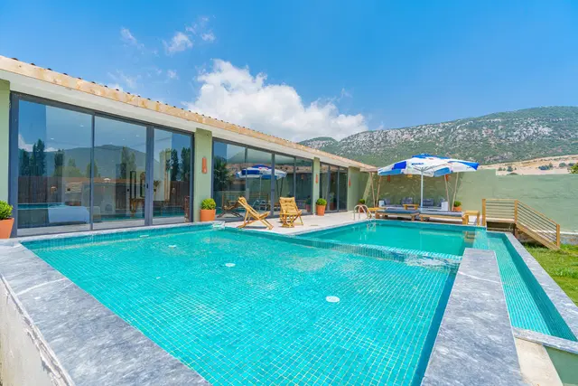 Bezirgan’da Balayı Çiftlerine Uygun, Korunaklı Havuzlu, 2 Yatak Odalı, Kiralık Villa
