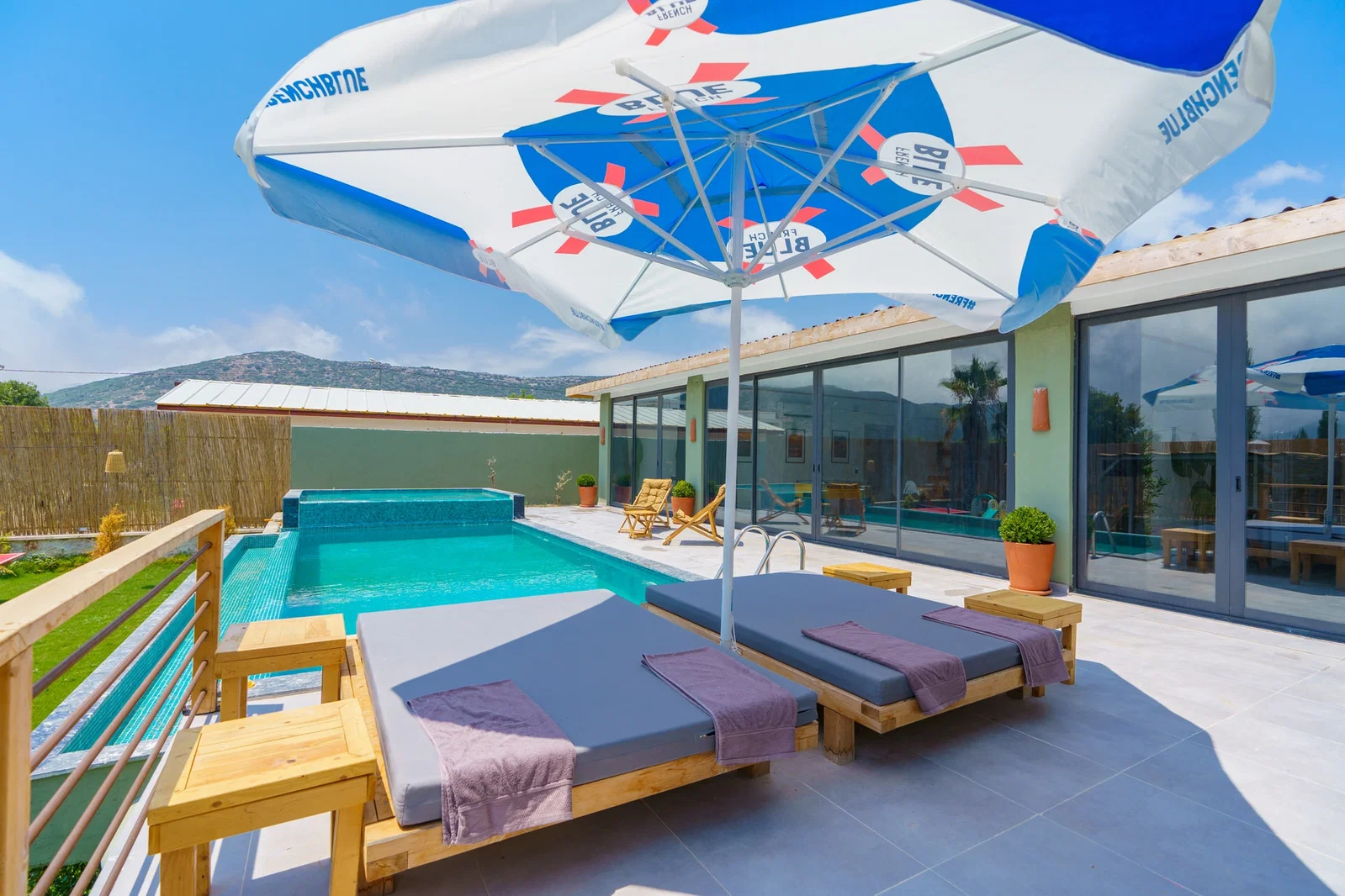 Bezirgan’da Balayı Çiftlerine Uygun, Korunaklı Havuzlu, 2 Yatak Odalı, Kiralık Villa