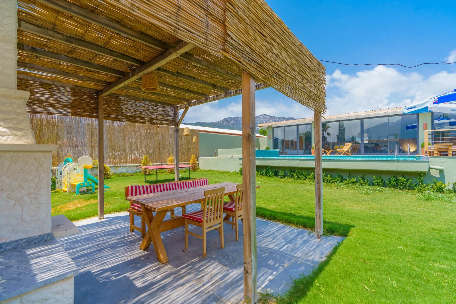 Bezirgan’da Balayı Çiftlerine Uygun, Korunaklı Havuzlu, 2 Yatak Odalı, Kiralık Villa