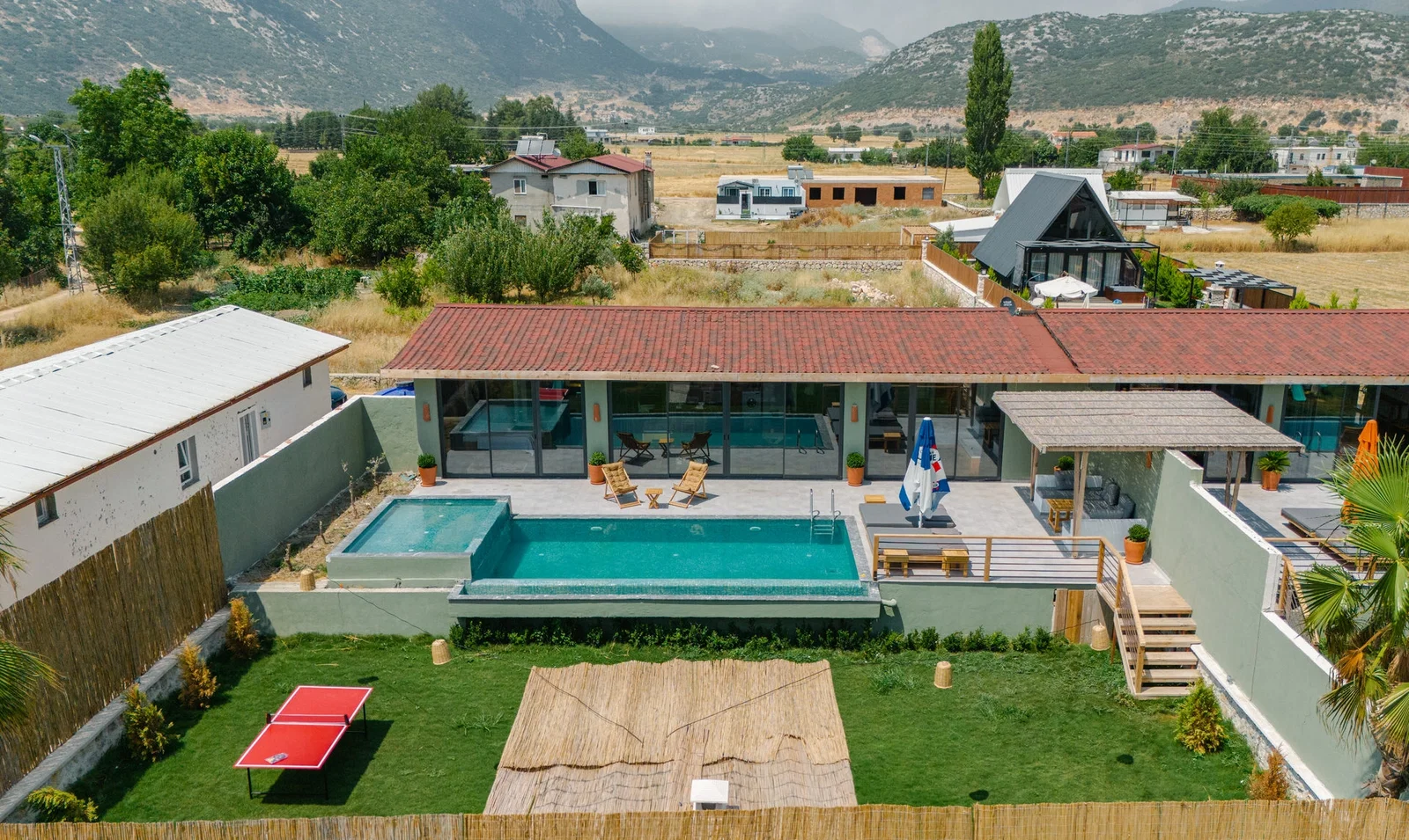 Bezirgan’da Balayı Çiftlerine Uygun, Korunaklı Havuzlu, 2 Yatak Odalı, Kiralık Villa