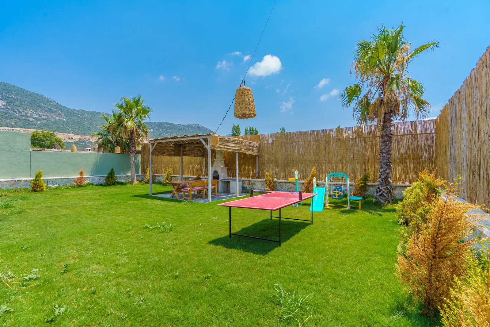 Bezirgan’da Balayı Çiftlerine Uygun, Korunaklı Havuzlu, 2 Yatak Odalı, Kiralık Villa