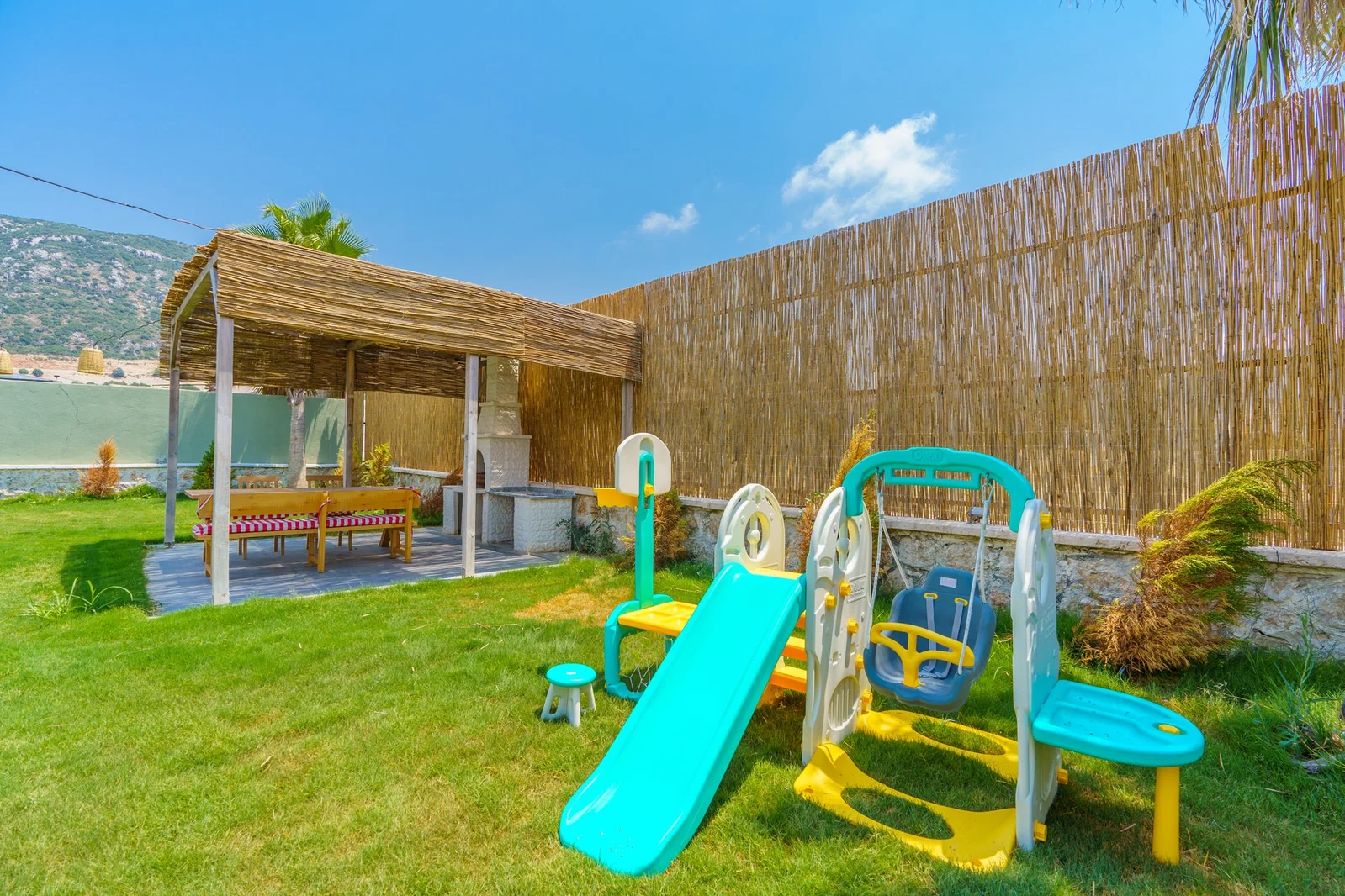 Bezirgan’da Balayı Çiftlerine Uygun, Korunaklı Havuzlu, 2 Yatak Odalı, Kiralık Villa